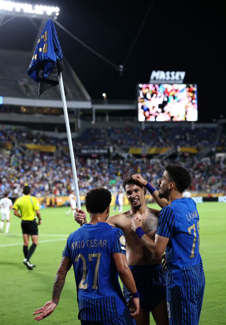 爱游戏登录入口赛地聚焦——德甲转会期热度飙升，拉齐奥豪取连胜，悬念犹存，资深球员宣示担当的简单介绍